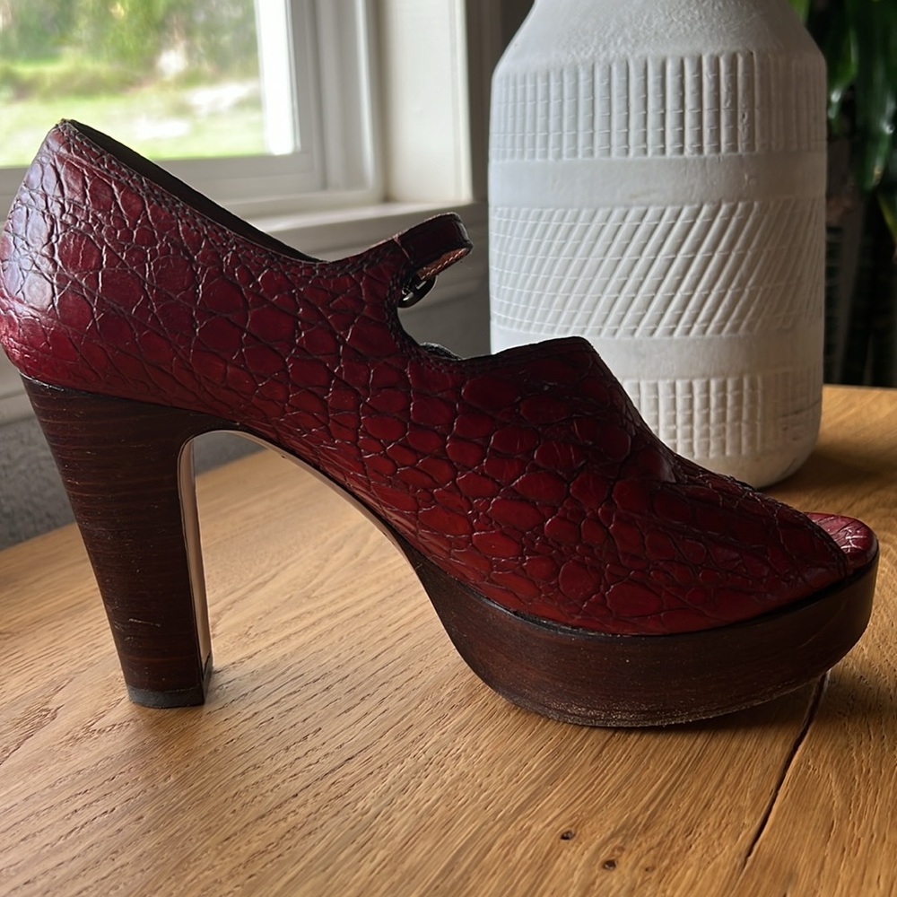 Chi Mihara Embossed Leather Deep Red Platform heels Size 7 1/2 Made in Spain - Picture 7 of 12
